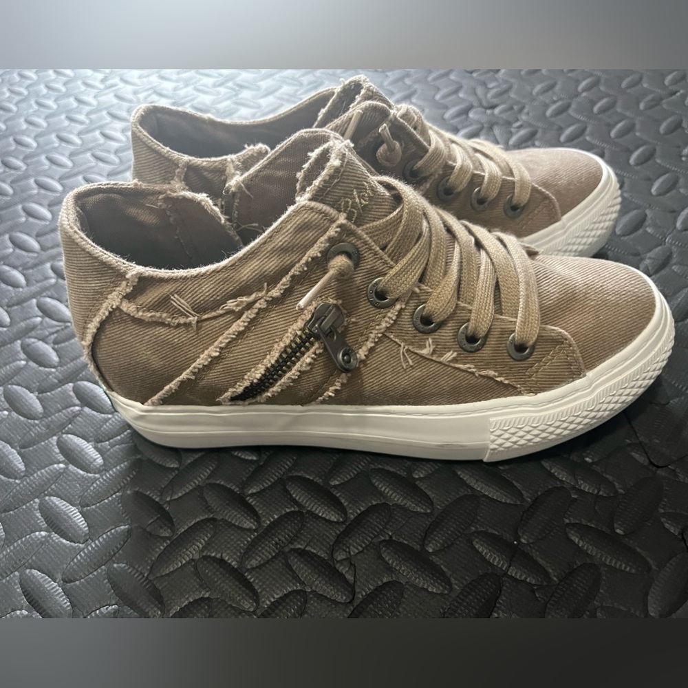 Blowfish size 7 women’s shoe.